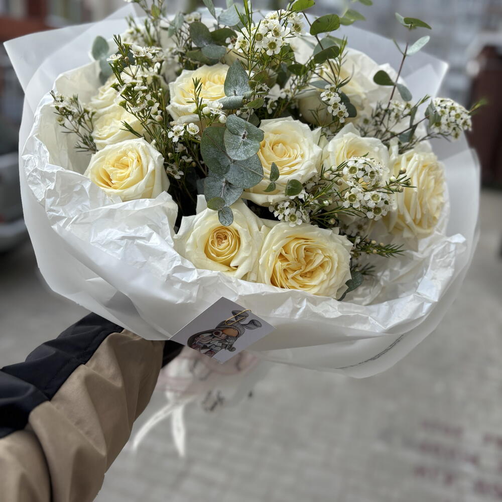 Букет «Леди» из белых крупных пионовидных роз Кэндилайт с добавлением эвкалипта