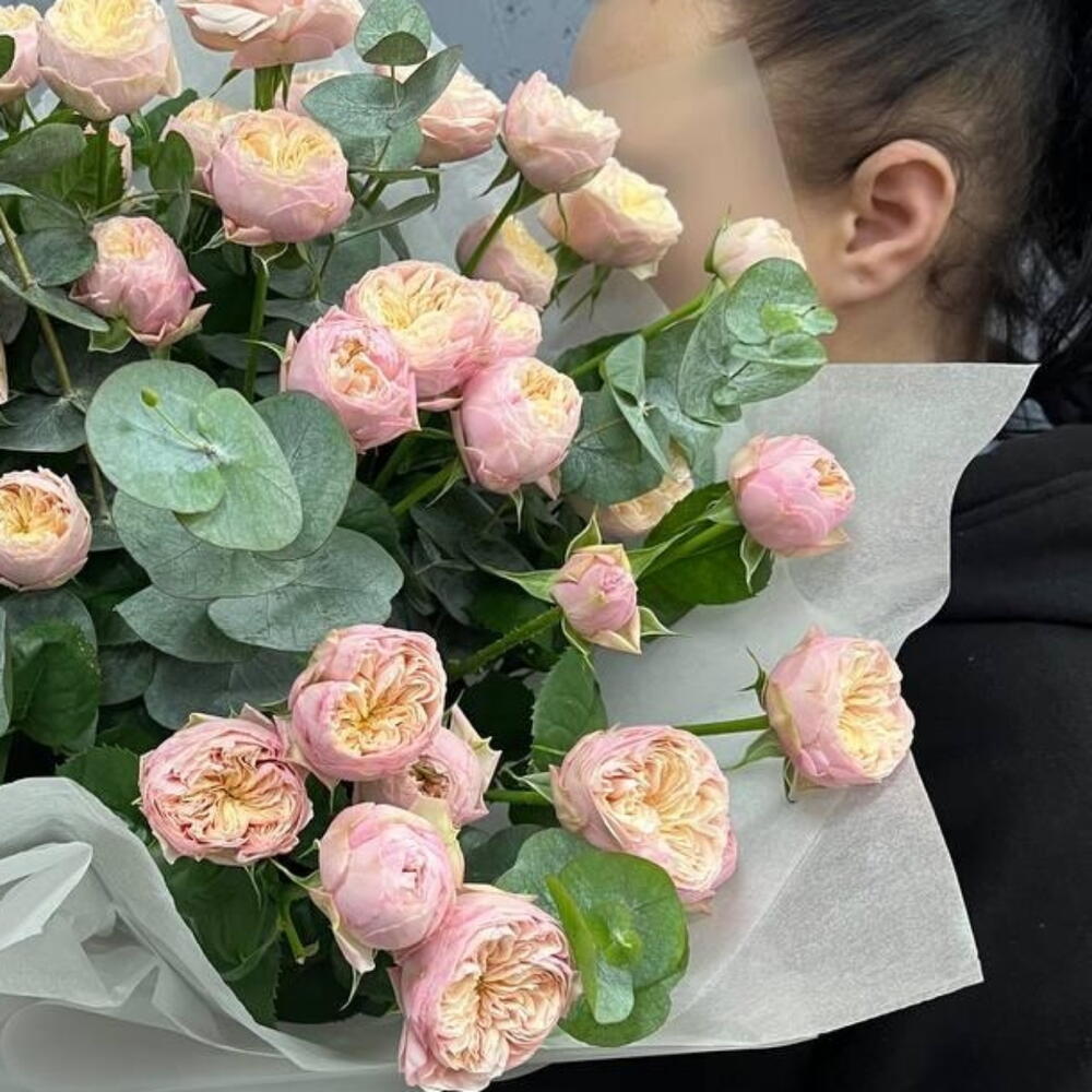 Букет из нежных пионовидных кустовых розочек