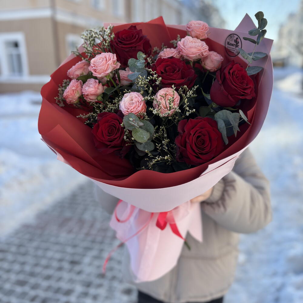 Букет «Любовь» из красных роз, кустовых пионовидных роз и эвкалипта
