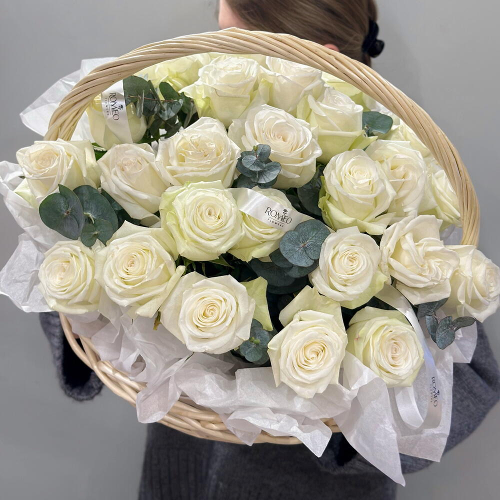 Корзина из 31 белой розы