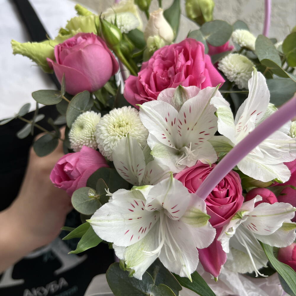 Композиция из живых цветов в коробке-сумочке «Яркий комплимент» с пионовидными розами и альстромериями