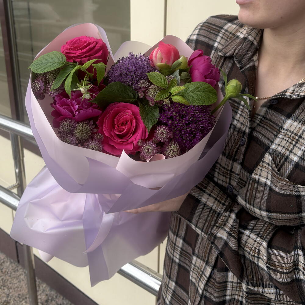 Букет с пионами яркий