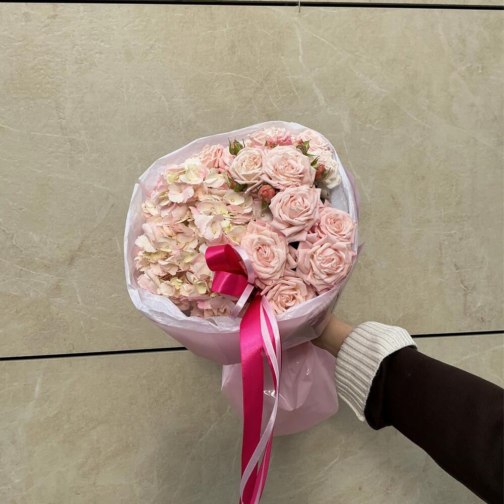 Авторский букет ( гортензия, кустовые розы)