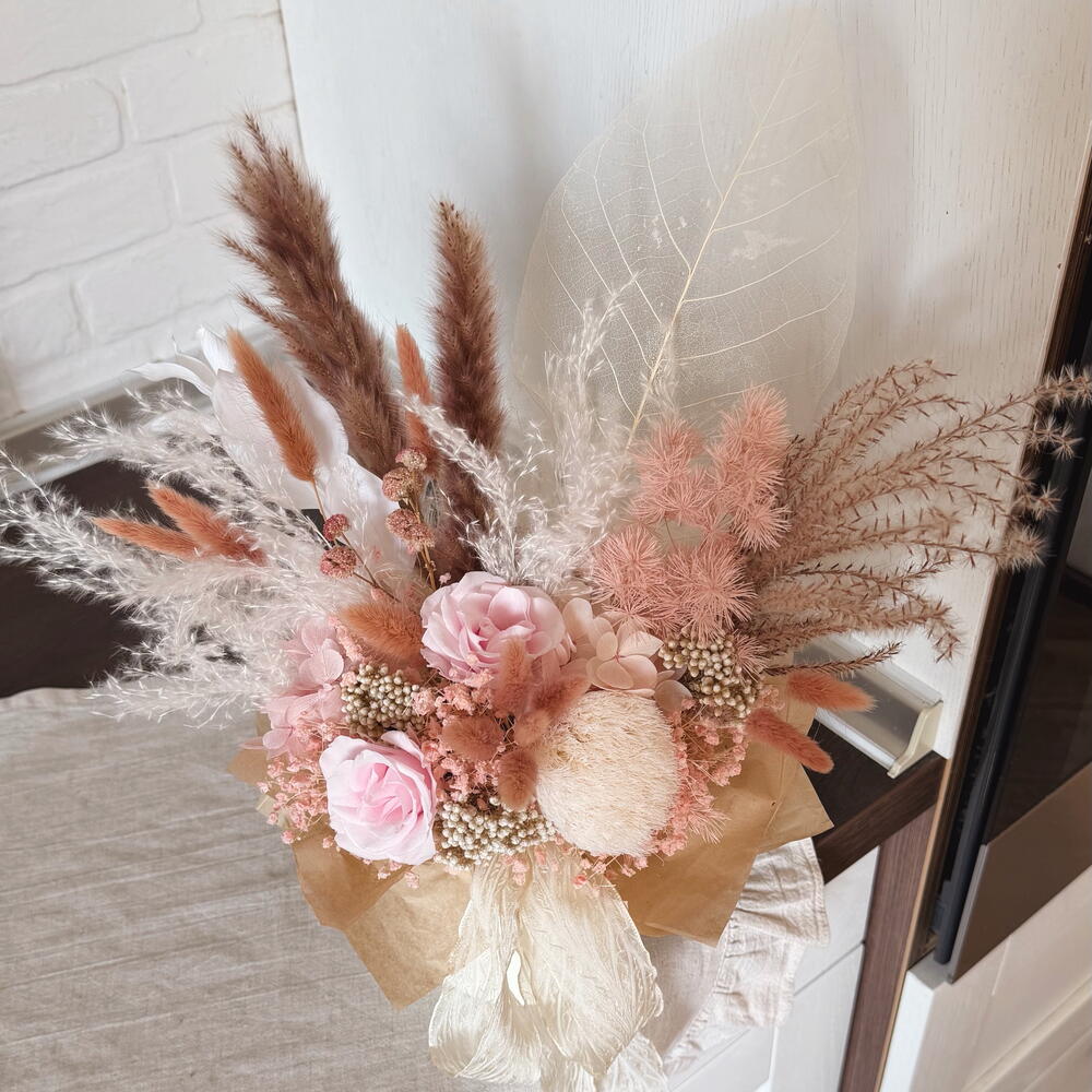 Flowers box с розами, гортензией, магнолией и сухоцветами
