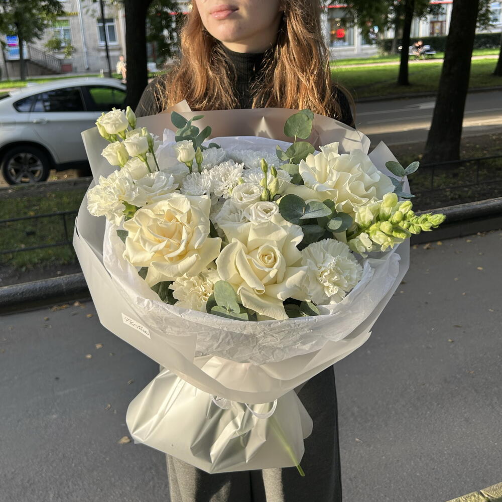Букет с розами и эустомой