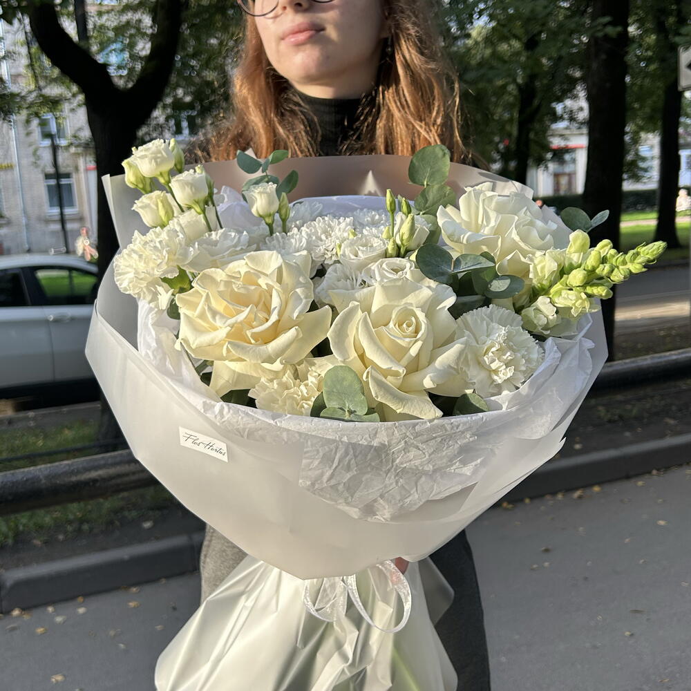 Букет с розами и эустомой
