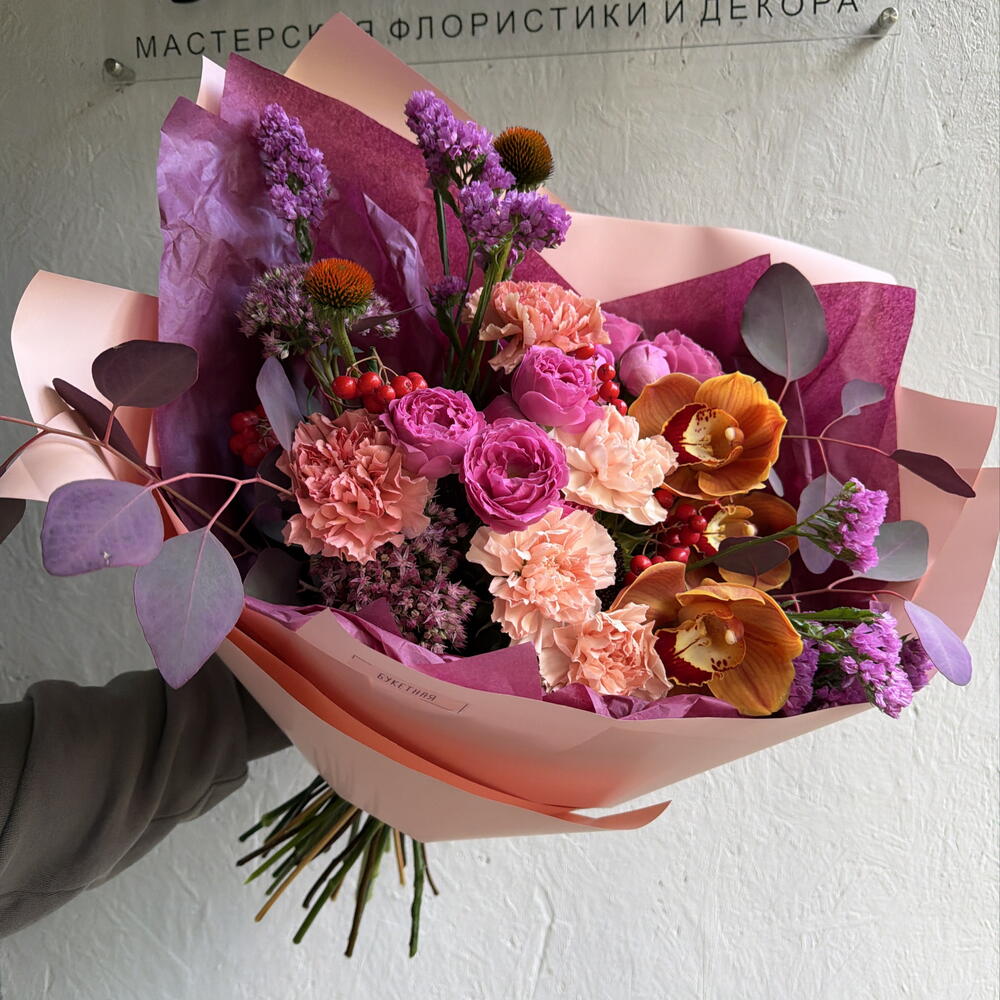 Осеннний букет с орхидеями и пионовидными розами