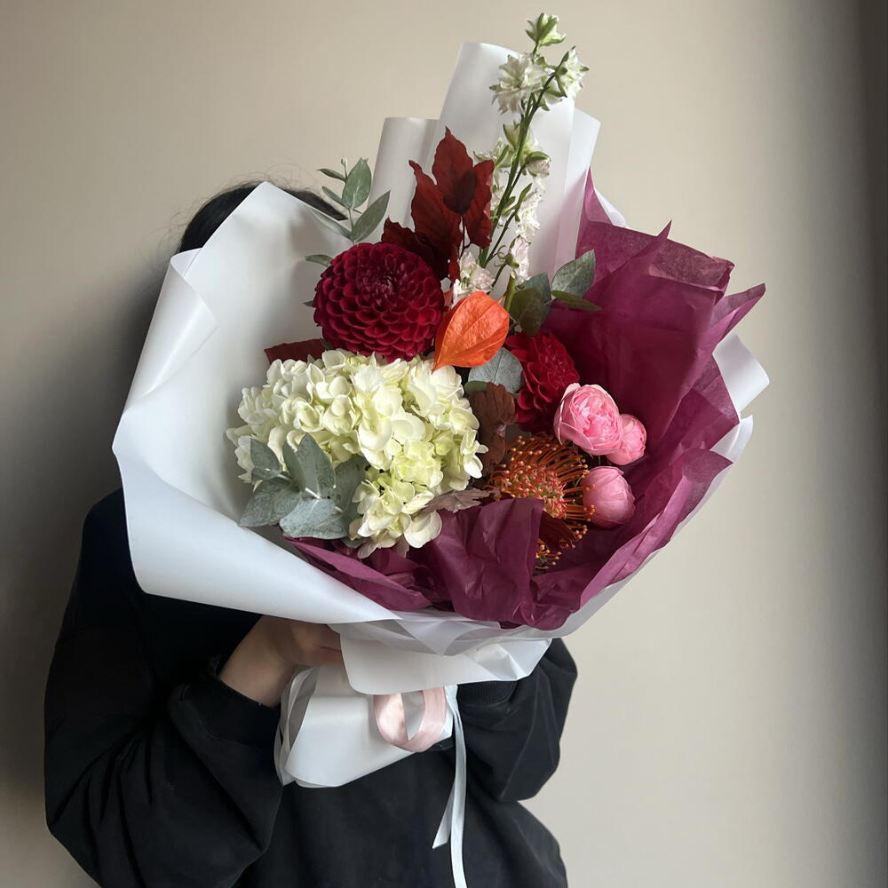 Букет осенний с георгинами, нутаном, дельфиниумом, кустовой пионовидной розой и физалисом