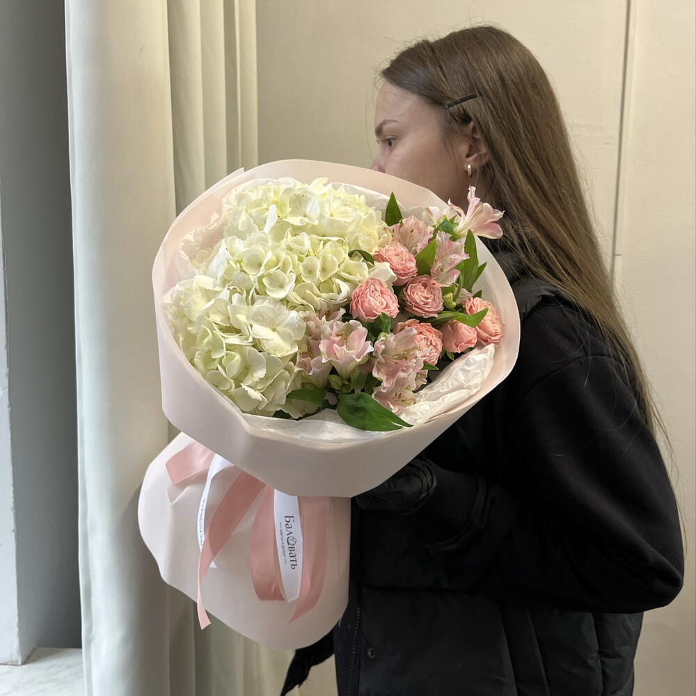 Букет-комплимент: пионовидные розы,гортензия и альстромерия