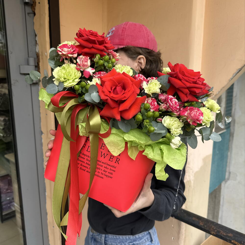 Композиция «алое лето» 🌞 в составе французская Роза, кустовая Роза, гиперикум, диантусы