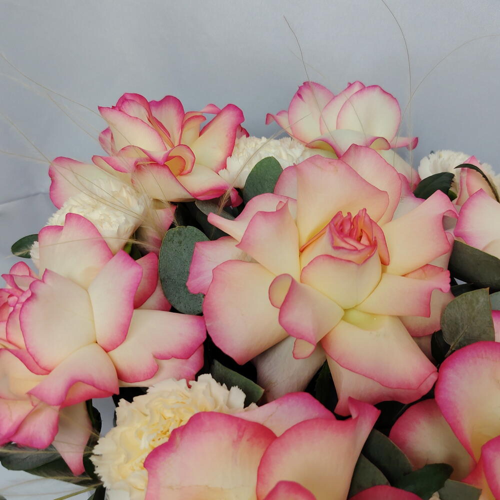 🩷 Композиция "PERVOЦВЕТ" из французских роз и диантусов в шляпной коробочке