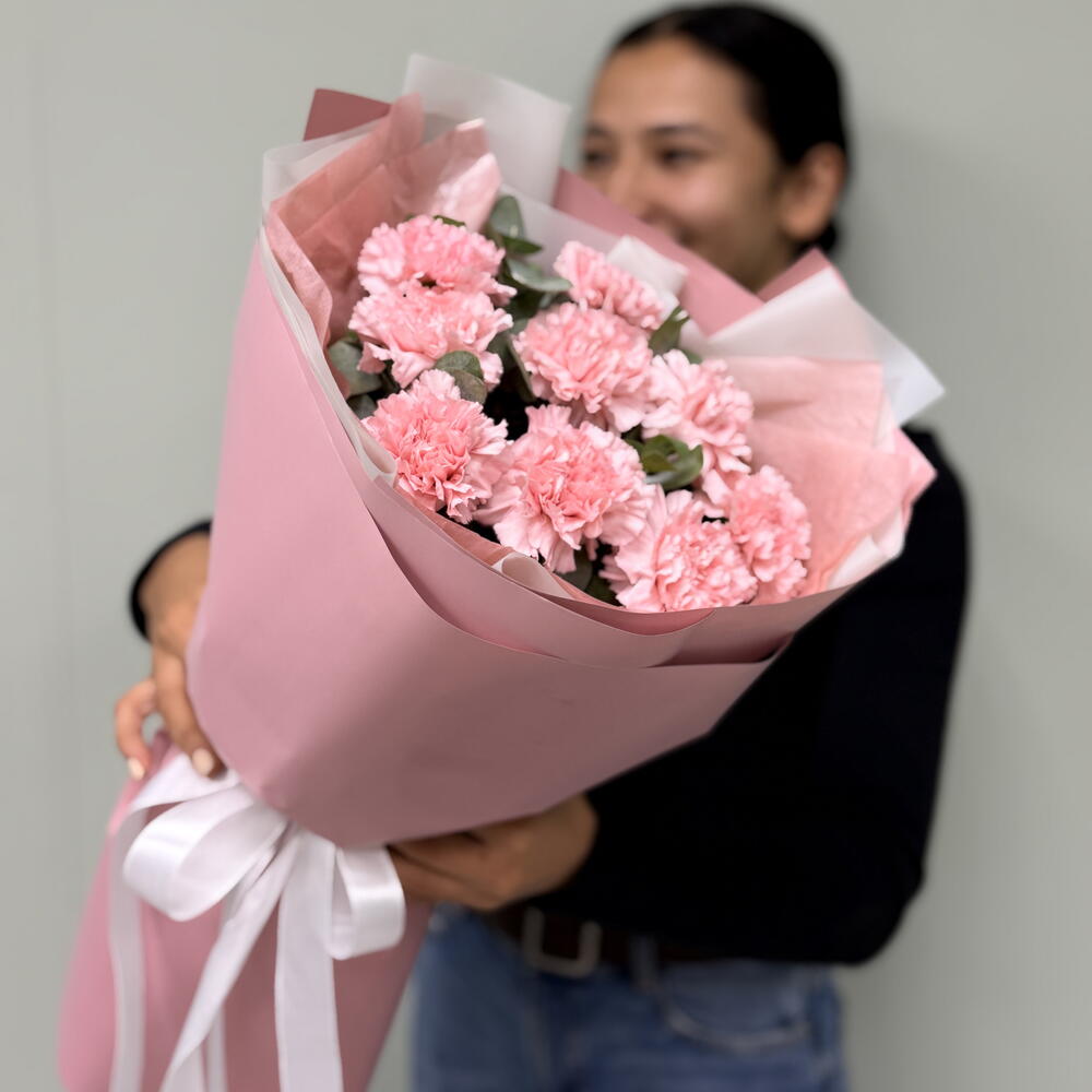 🌸 «Пушистое облако: 9 розовых диантусов с эвкалиптом в матовой нежной упаковке» 🌿