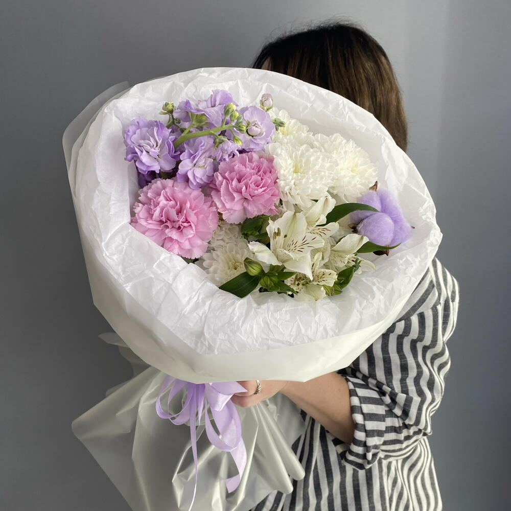 Букет комплимент 💜 ароматная маттиола 🌿 розовые диантусы 🌸 альстромерия 🩷