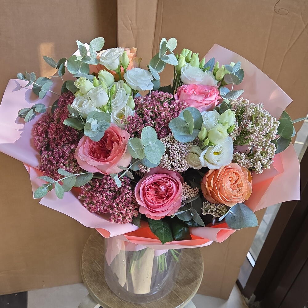 Букет из роз, седума, эустомы, эвкалипта,  озатомнуса