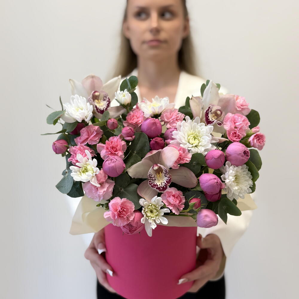 Композиция «Магия 🎩🎁»из орхидеи , пион роза Сильва, хризантемы кустовые ,диантусы и эвкалипт в шляпной коробке 🌿🌸🎩
