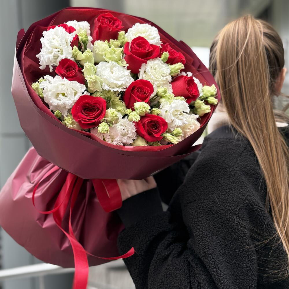 Букет Искра M из эустомы и красной розы