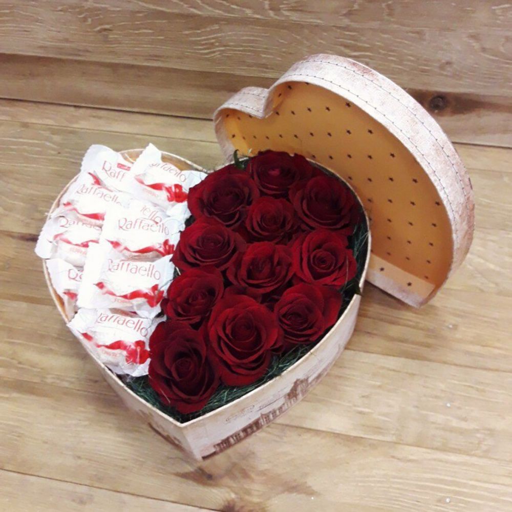 Коробка сердце с цветами и конфетами