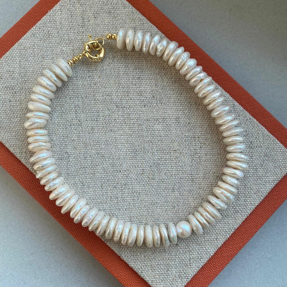 Necklace of flat pearls and large beads 