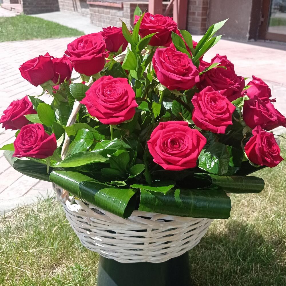 Розы красные в корзине