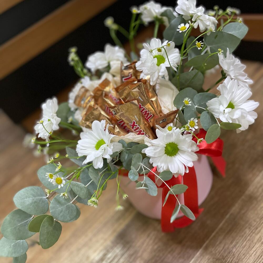 Цветочная композиция со сладостями🍬🍬🍬