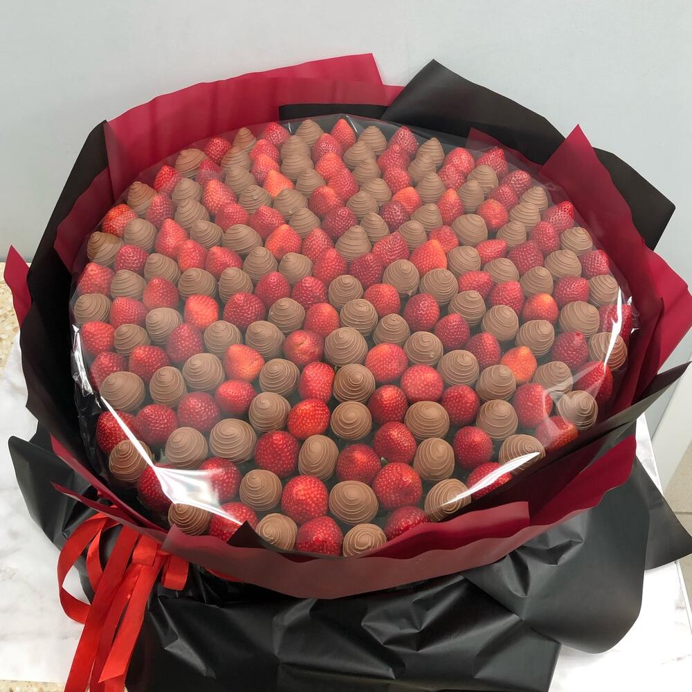 Большой букет из клубники в шоколаде