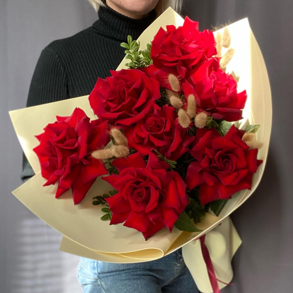 Красные розы с лагурусом