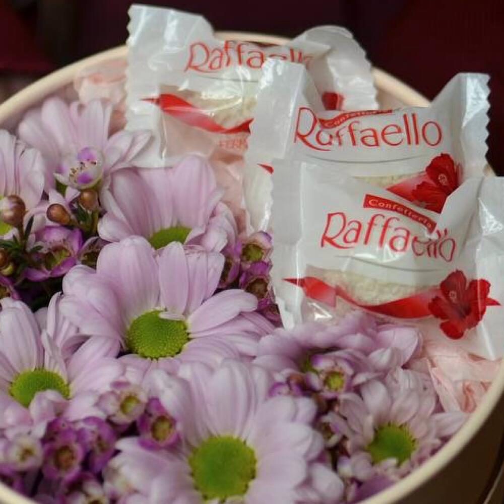 Композиция с ромашками , хамелациумом и Raffaello