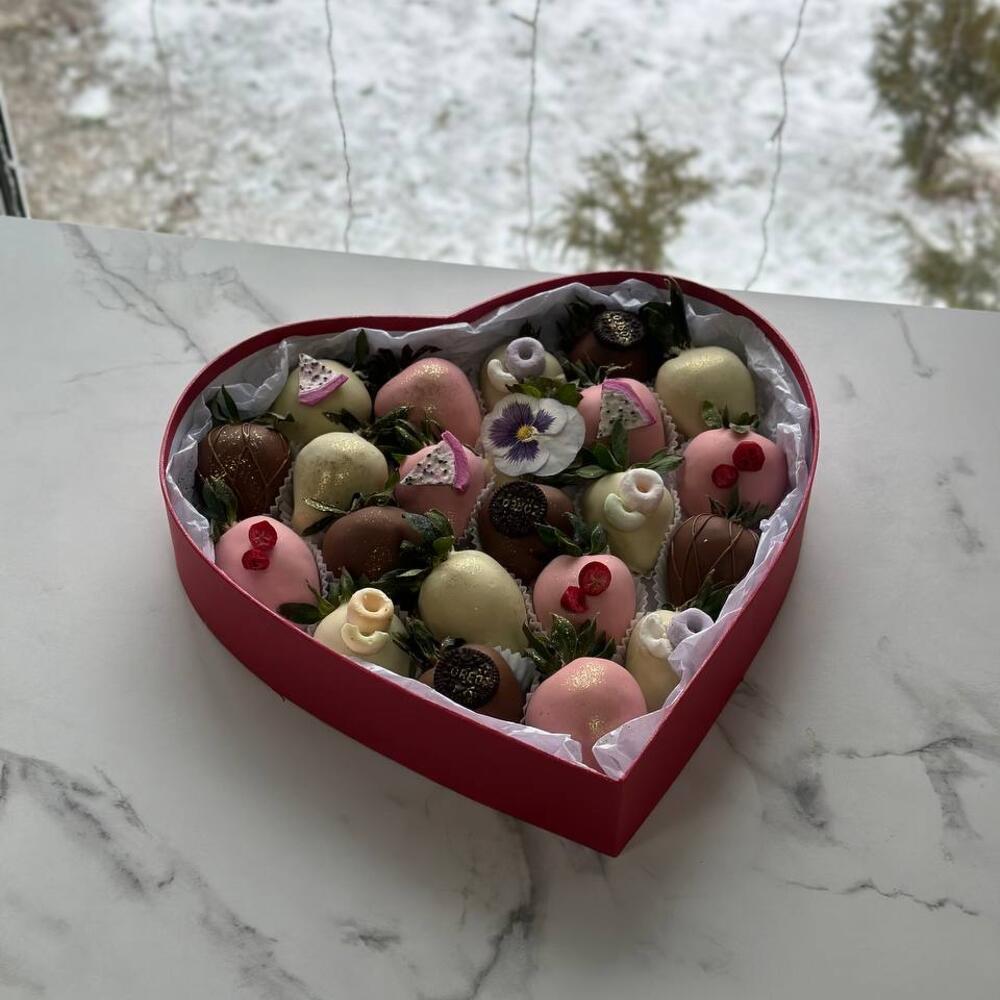 Сердце с клубникой в шоколаде