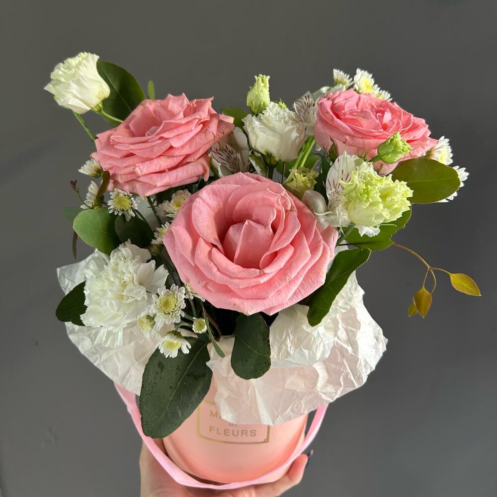 Розы и эустомы в коробочке
