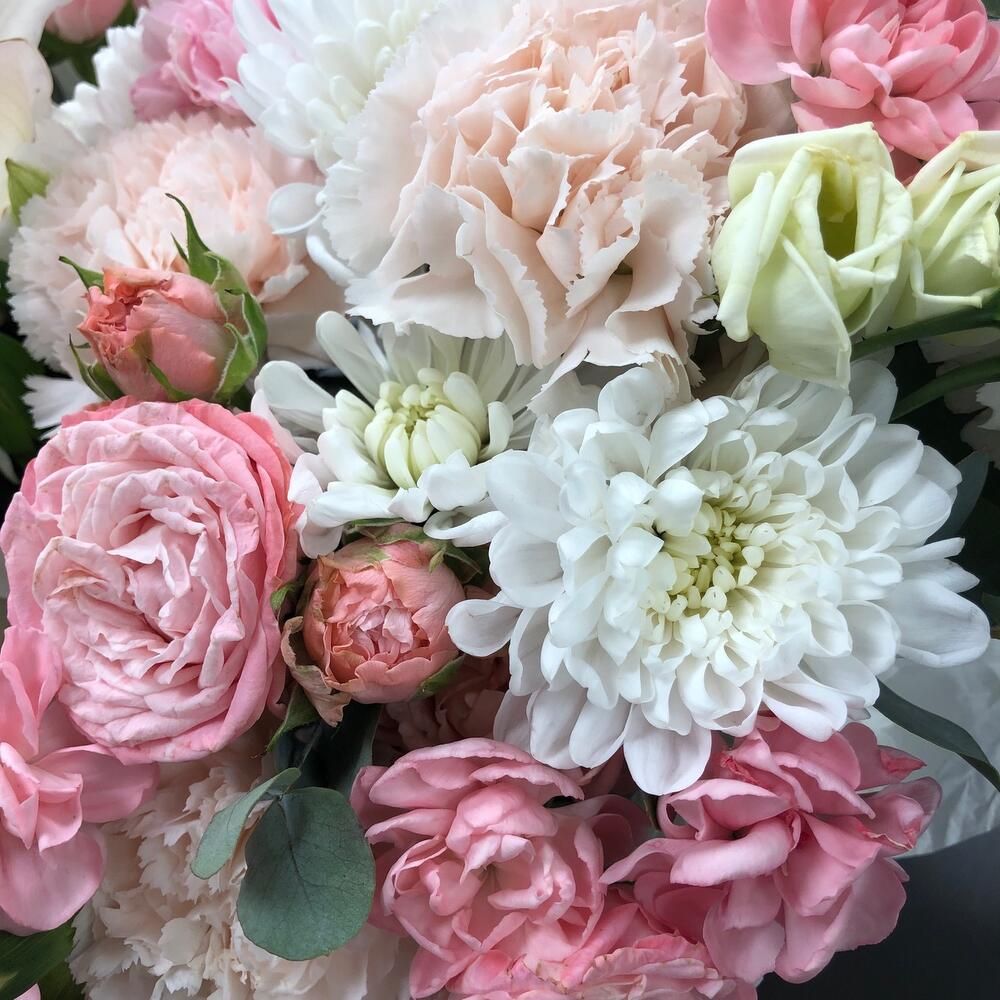 Невероятная корзина «Bloom Room» с орхидеями и пионовидными розами