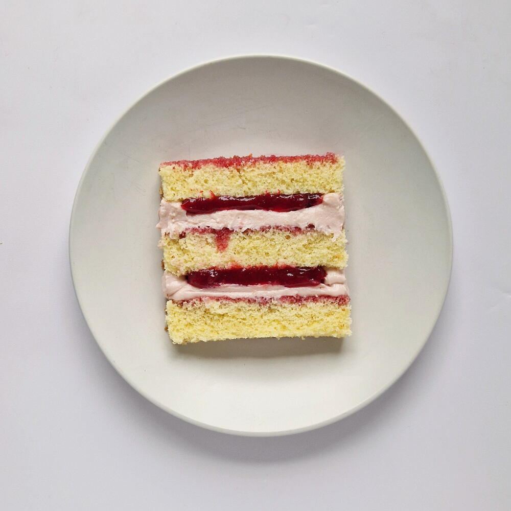 Raspberry cake with berries