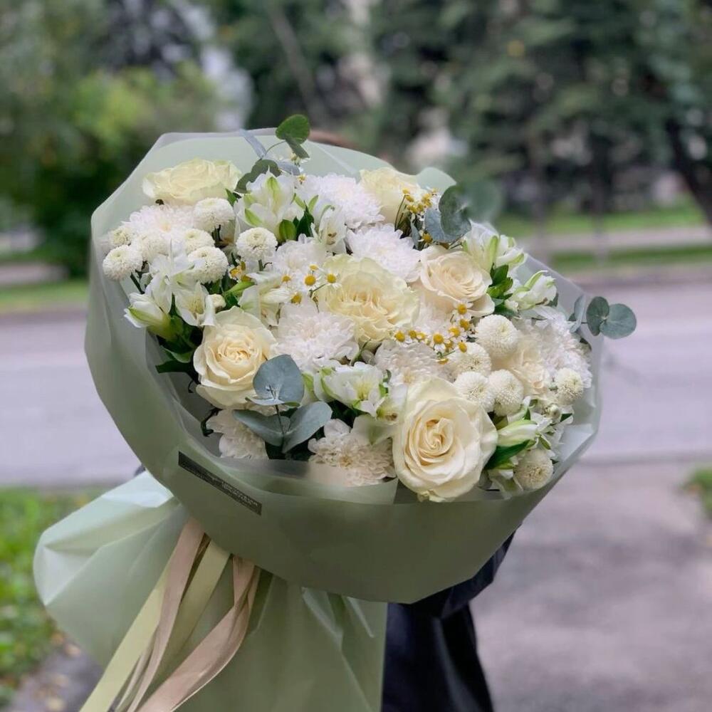 Букет «Восхищение» из белых роз, кустовых хризантем, альстромерий, танацетума и эвкалипта