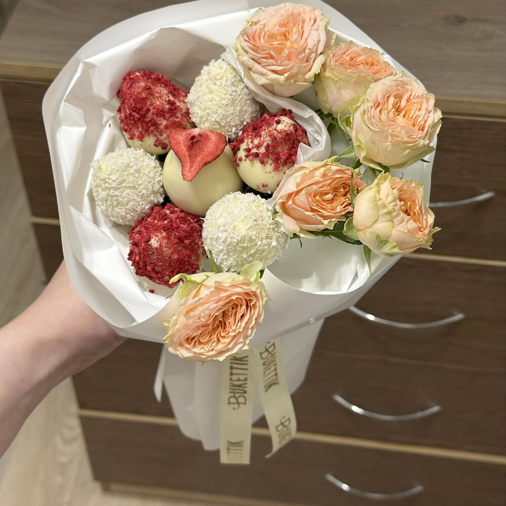 Букет из клубники в шоколаде с кустовой розой