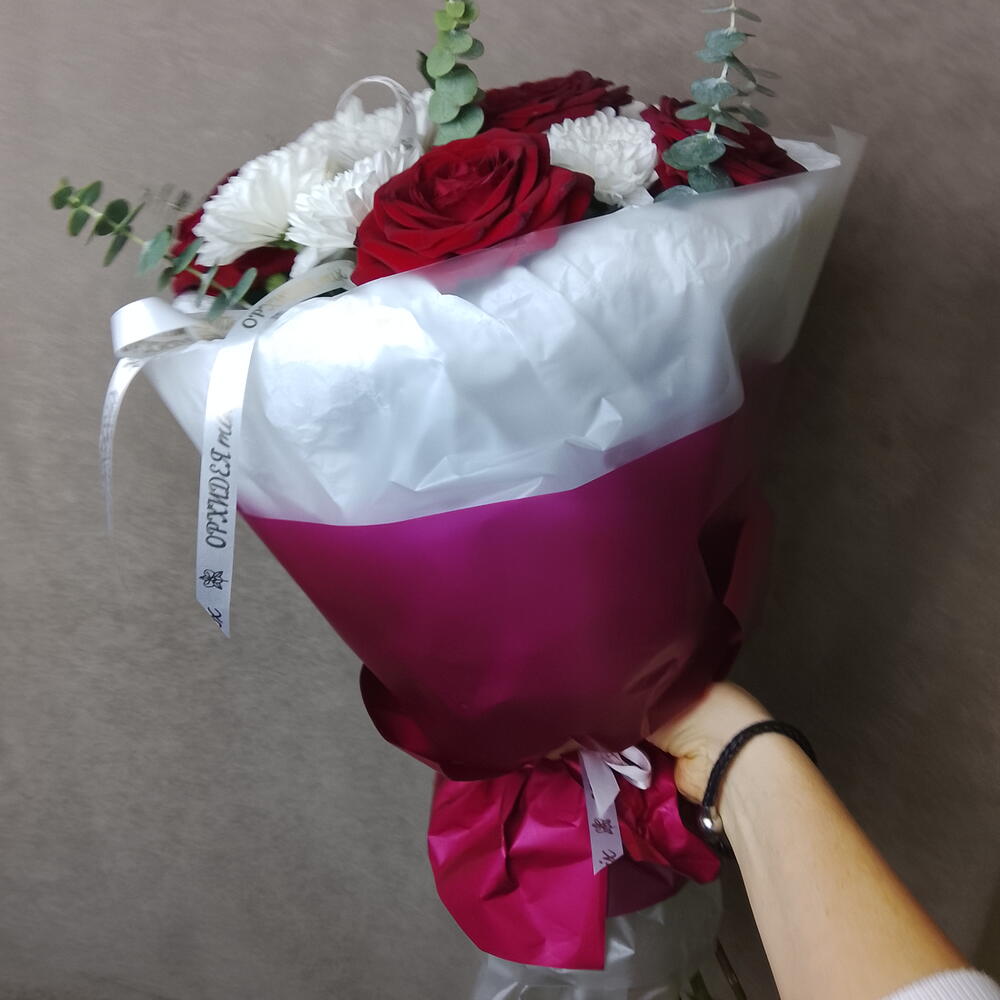 Розы с хризантемой и эвкалиптом