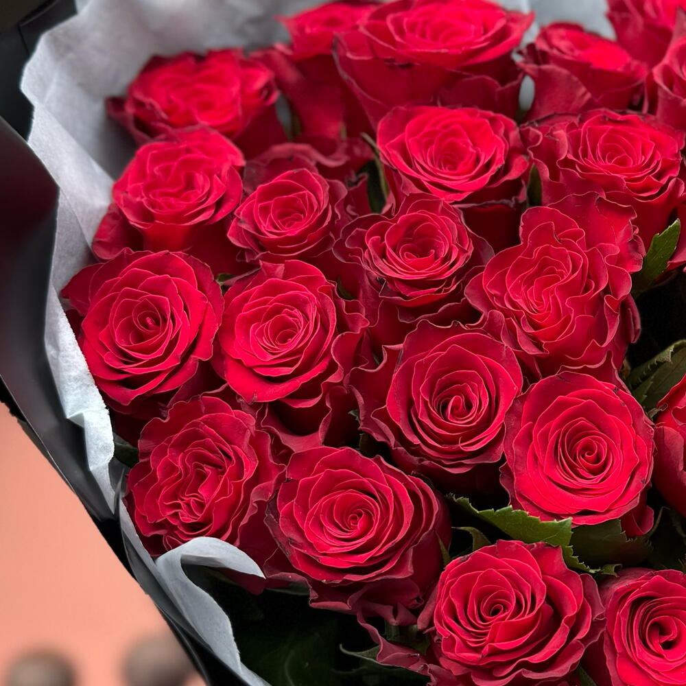 35 красных роз Rhodos с оформлением