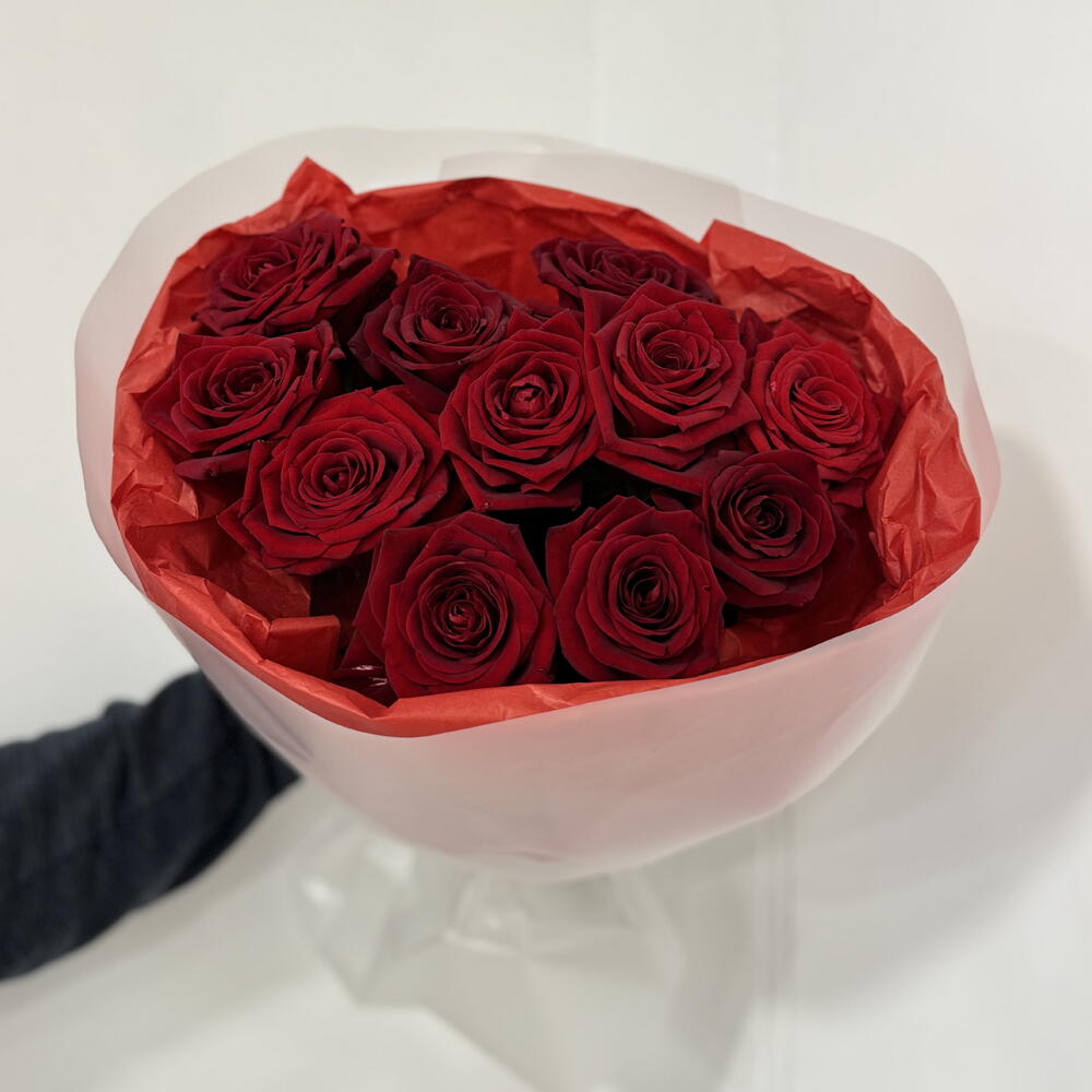 Страсть любви 🌹букет с 11 красными розами + подарок от Vivienne Sabo — румяна MACARON