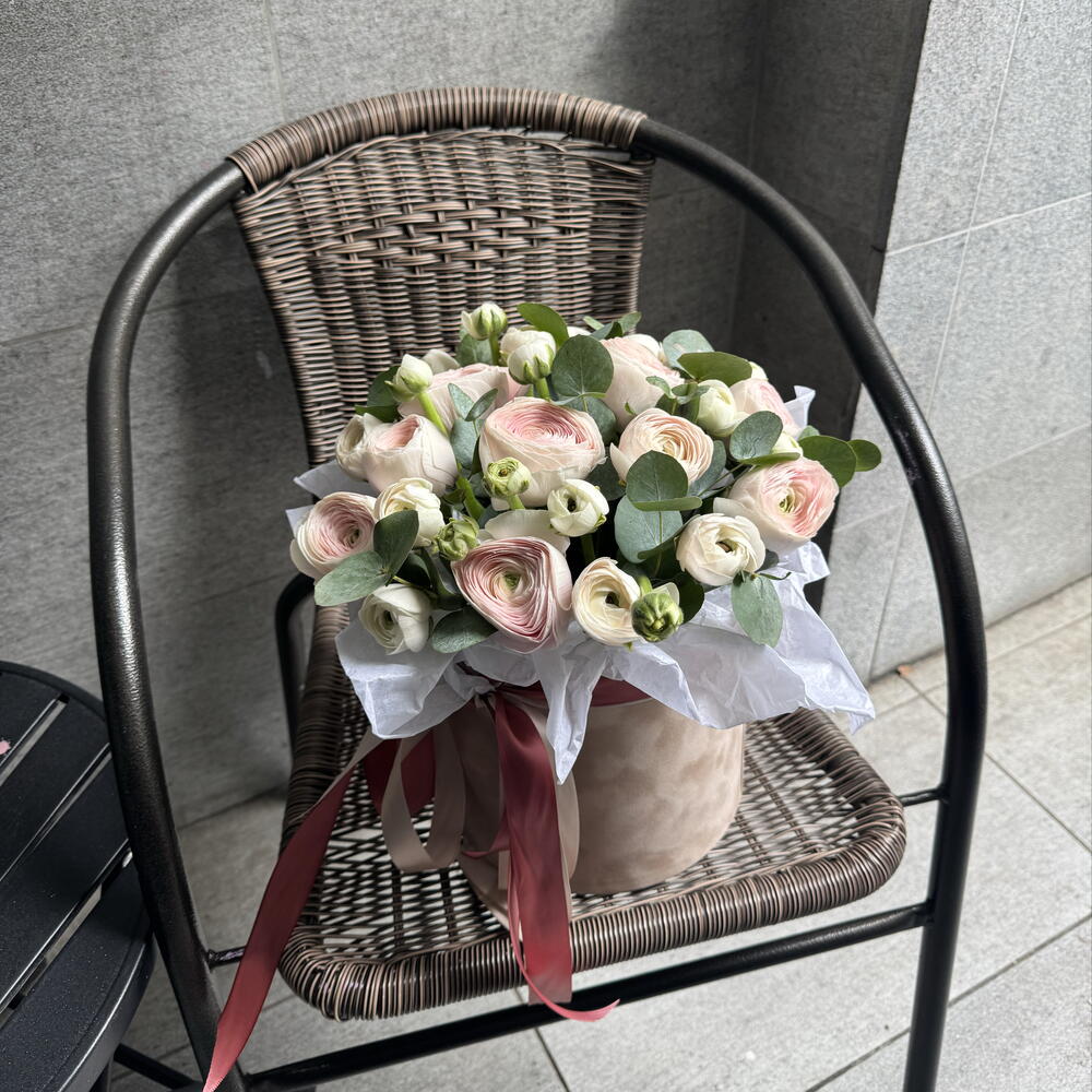 Коробка с ранункулюсами