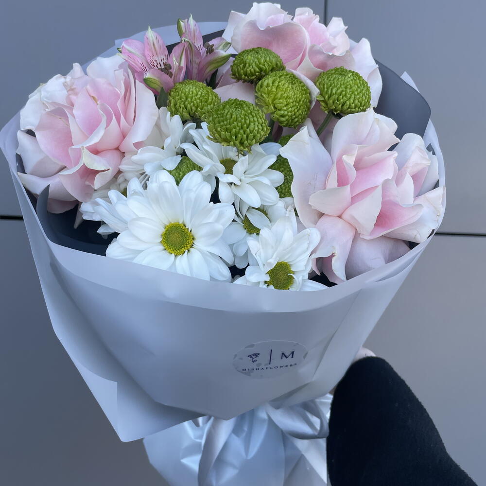 Букет с французскими розами и хризантемой в серой упаковке 🌸