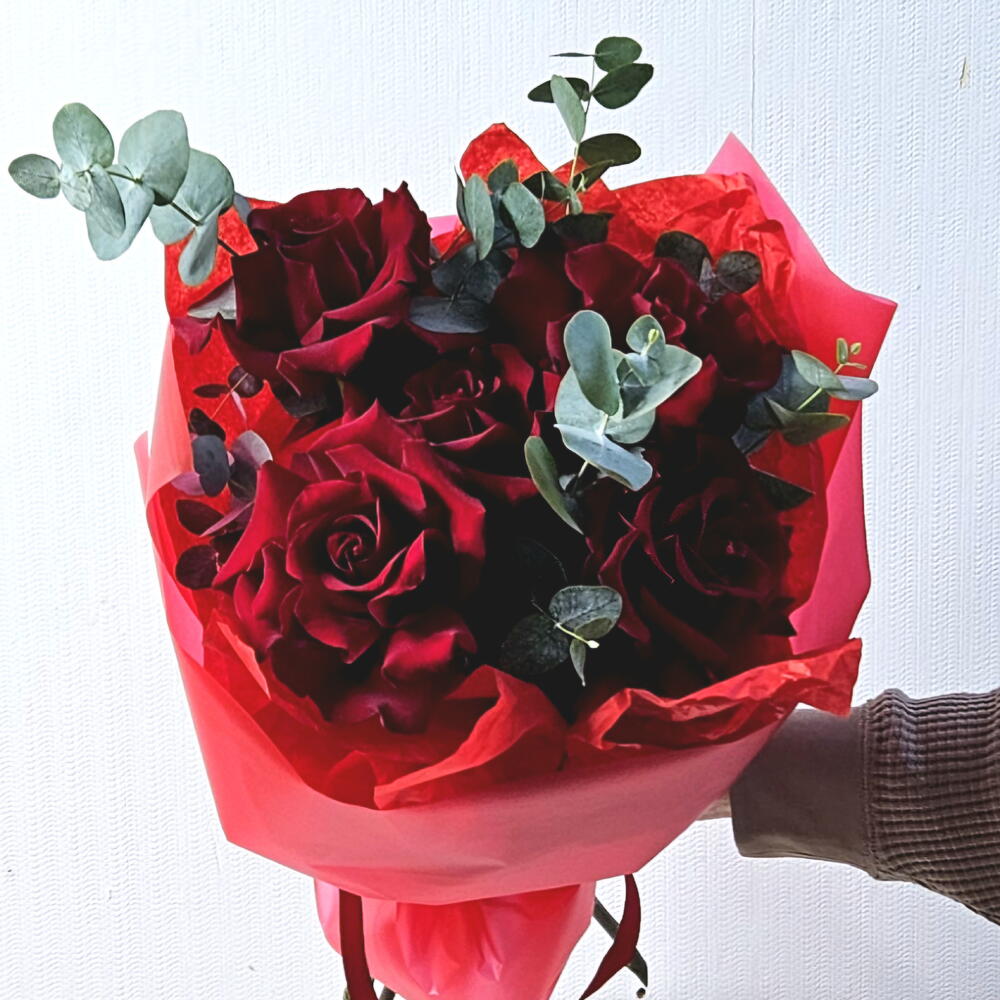 Red velvet. Size S. Monobucket of French roses with eucalyptus