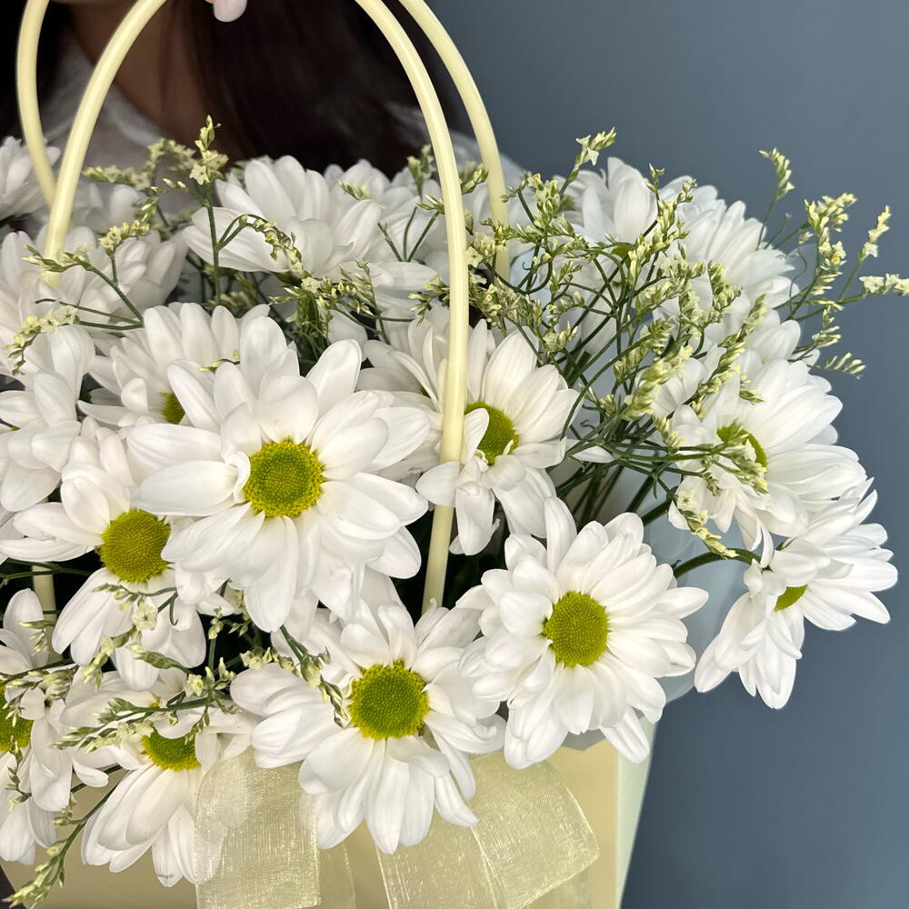 Цветы в коробке с ромашковой🌼 хризантемой Алтай и лимониумом