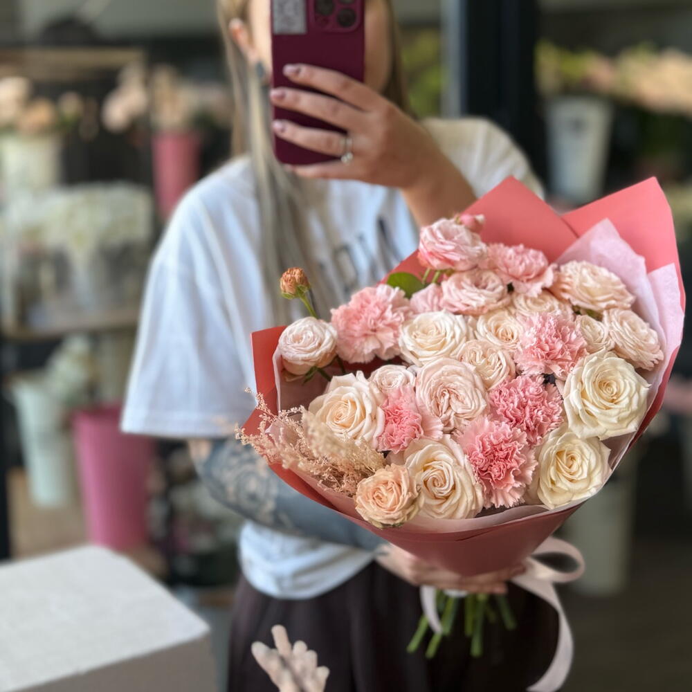 Пудровый букет из пионовидных кустовых роз Pink Dream B13 + подарок от Vivienne Sabo — румяна MACARON