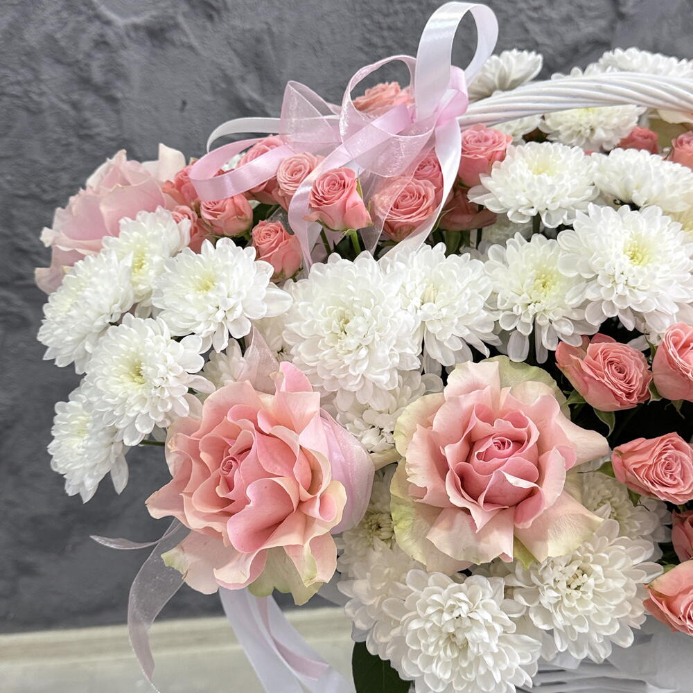 Корзина L размера с розами 75 см