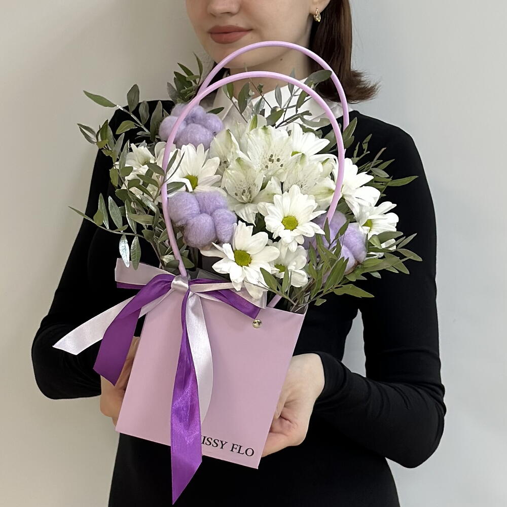 Композиция в сумочке из кустовой ромашки, альстромерии, хлопка и зелени