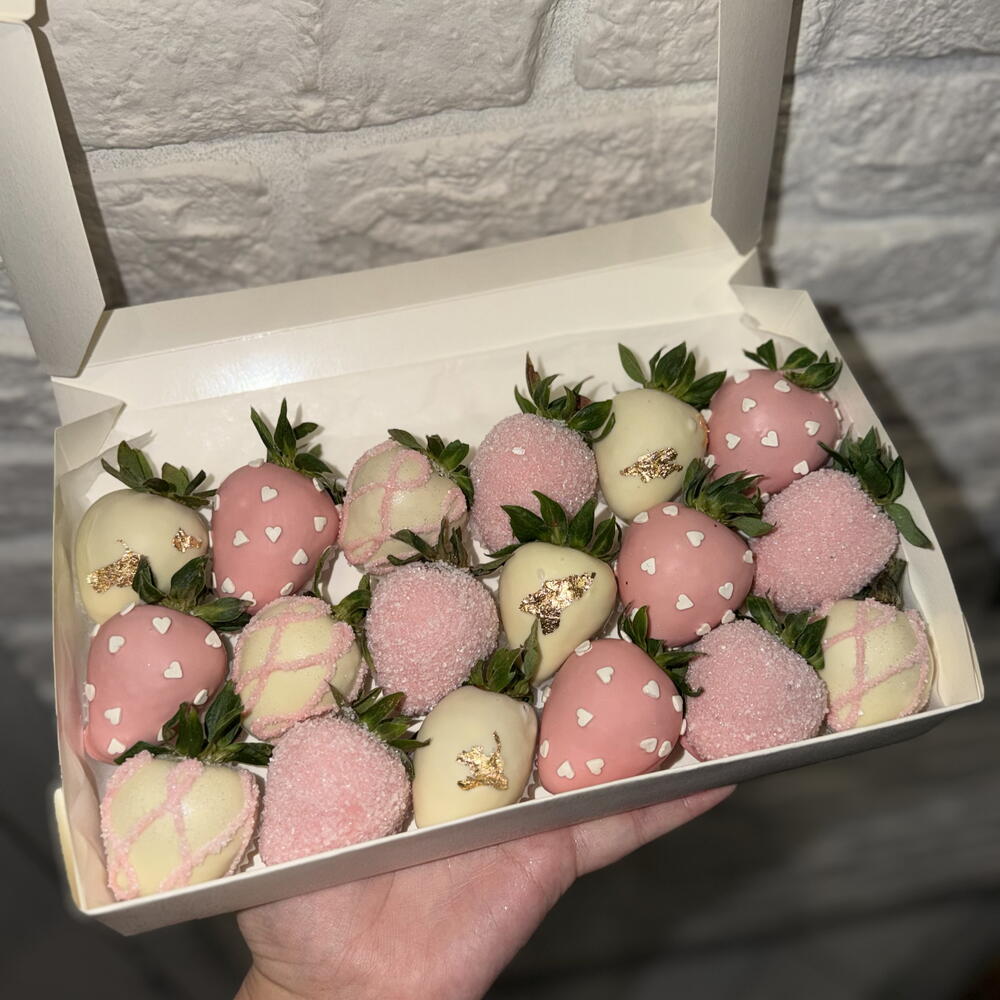 Бокс из 18 клубничек в белом и розовом шоколаде