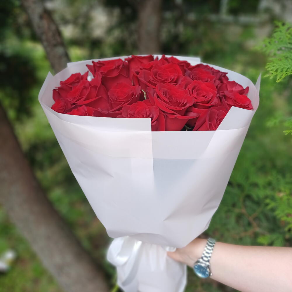 Букет из 19 красных роз