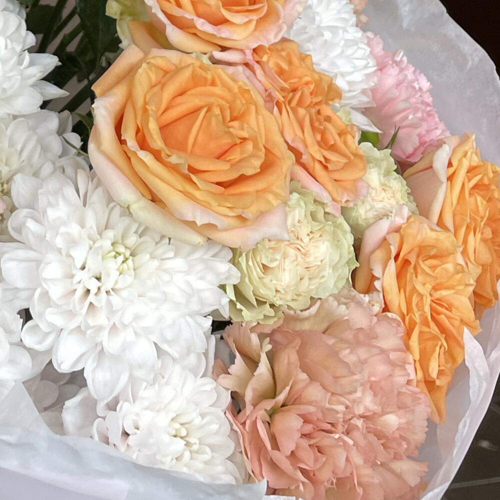 Персиковый букет с розами и диантусами