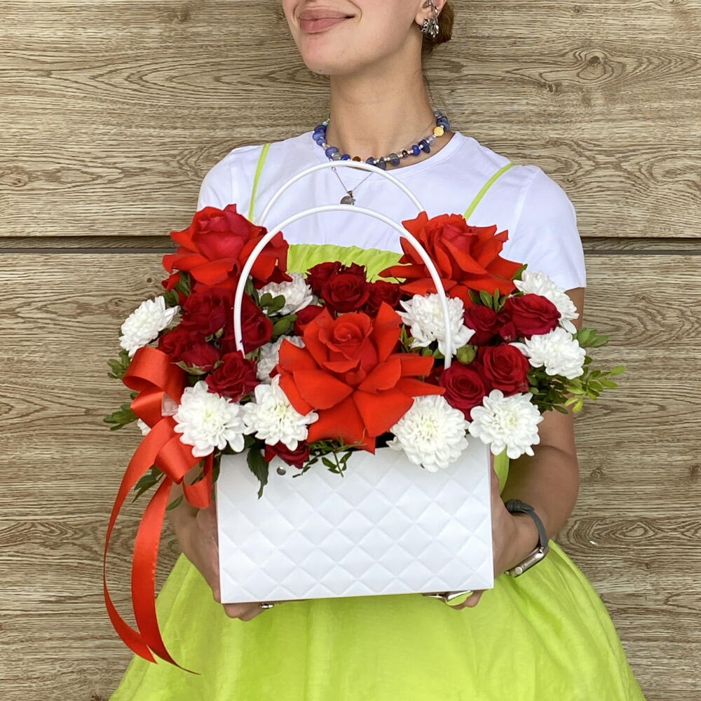 Композиция с алыми французскими розами Нина