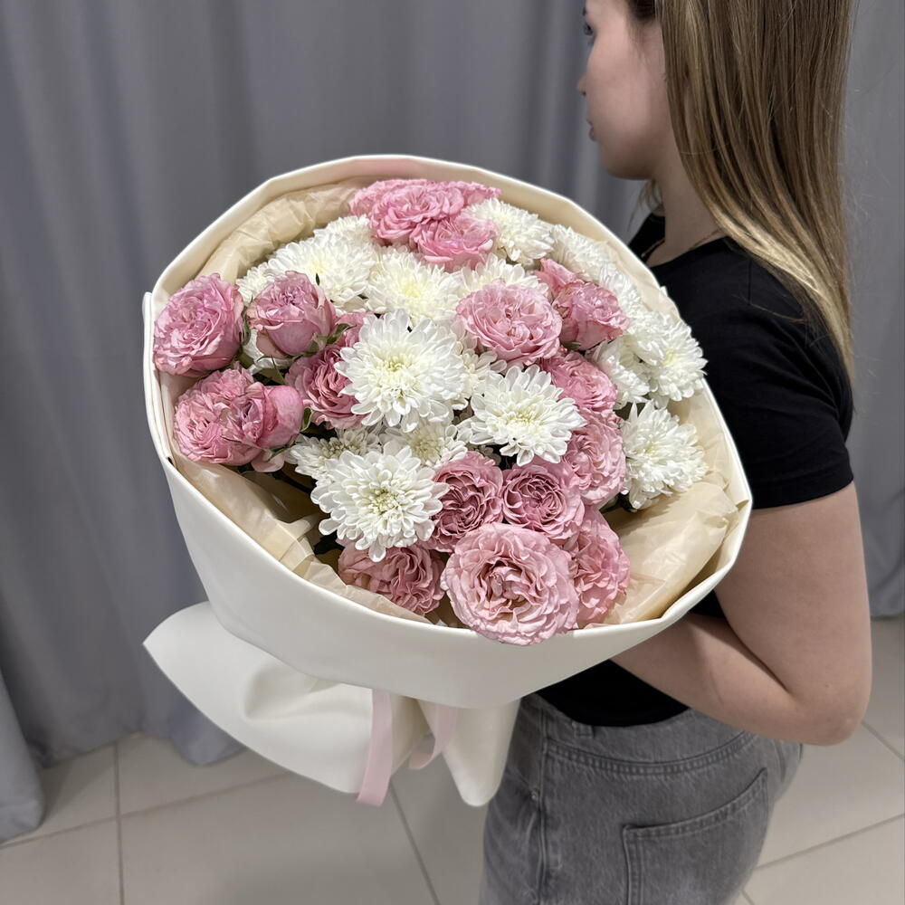Букет из розовых кустовых роз 4шт и белых кустовых хризантем Алтай 5шт