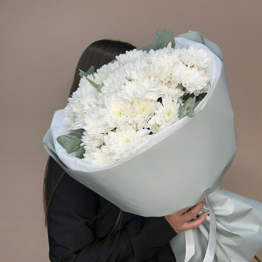 Букет с кустовой хризантемой и эвкалиптом  🌼