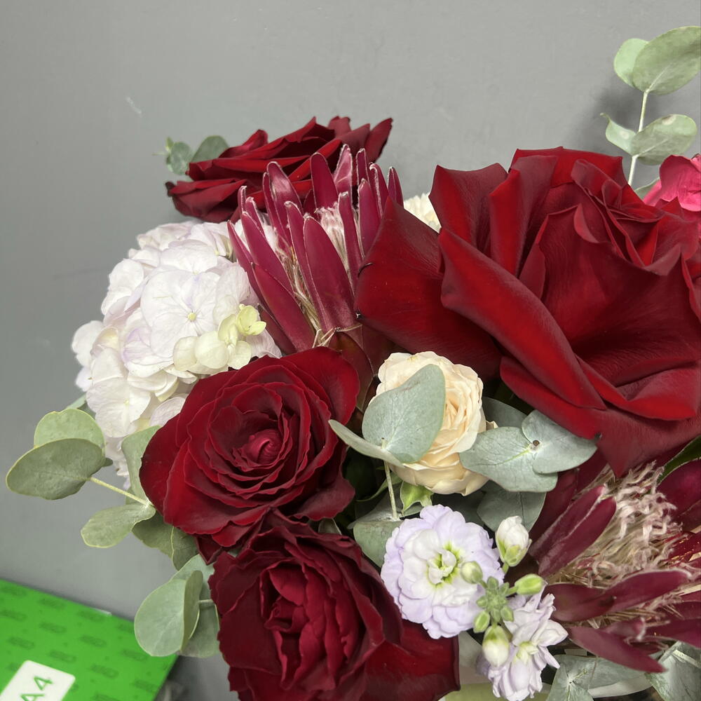 Композиция в шляпной коробке с красными розами, протеей, и гортензией 🌹